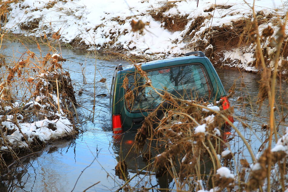 Einen Tag nach dem Unfall wurde der Suzuki aus dem Wasser gezogen.