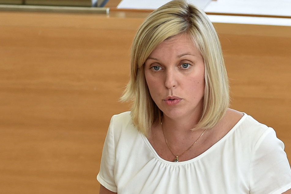 Hanka Kliese (42) ist stellvertretende Fraktionsvorsitzende und Sprecherin für Gleichstellungspolitik der SPD-Fraktion im Sächsischen Landtag. Mit dem diesjährigen Frauenpreis will die Fraktion das Engagement der Sächsinnen hervorheben.