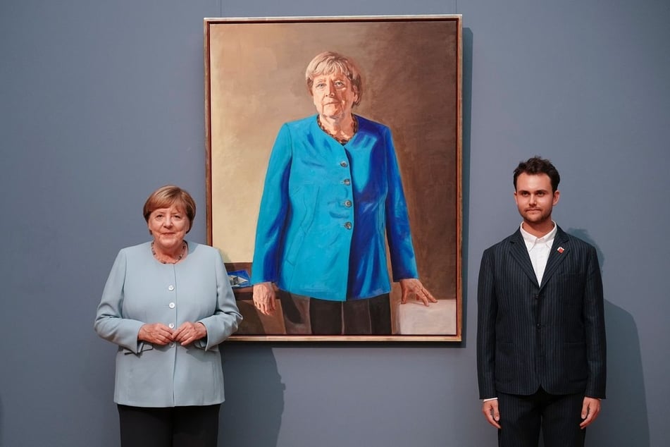 Angela Merkel (71) und Künstler Jérémie Queyras (28) bei der Enthüllung des Porträts im Bode-Museum am 30. Juni.
