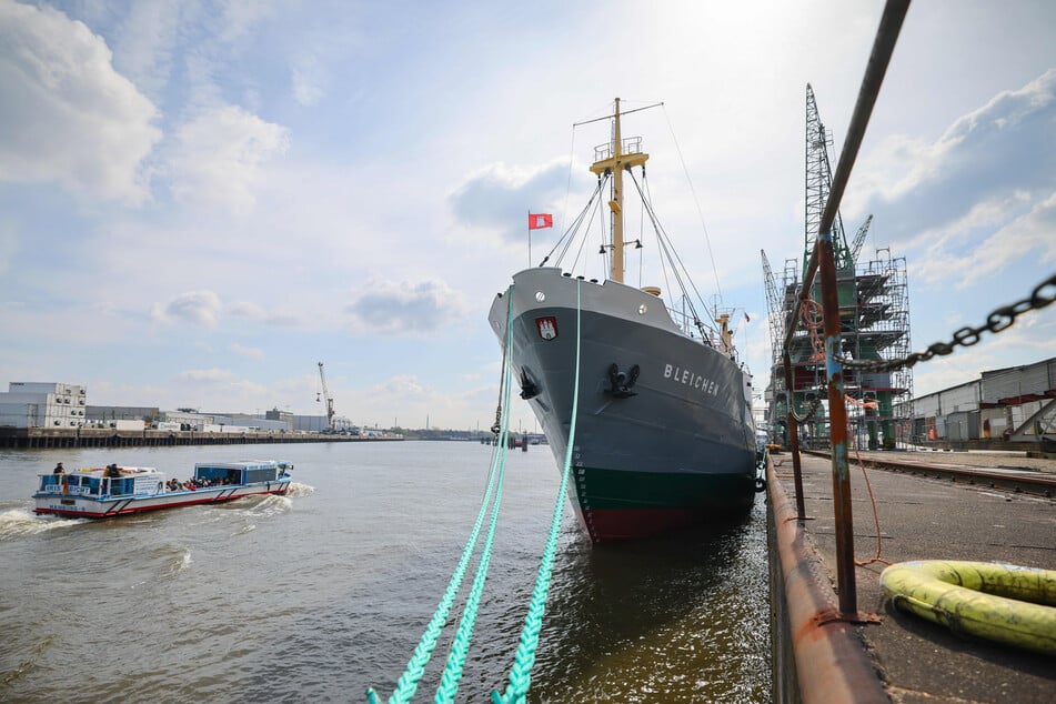 Das Museumsschiff MS Bleichen liegt an seinem Liegeplatz am Bremer Kai vor Schuppen 50 im Hansa-Hafen.