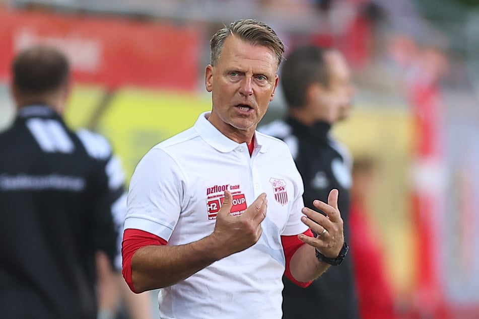 Fordert eine breite Brust von seinen Mannen: FSV-Coach Rico Schmitt (58).