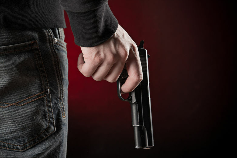 Ein 20-Jähriger ist am Montag in Ilfeld mit einer Pistole in der Hand hinter zwei Kinder hergerannt. (Symbolbild)