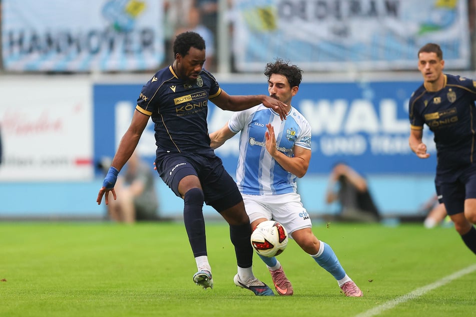 Domenico Alberico versucht, an Jenas Miguel Boog vorbei an den Ball zu kommen.