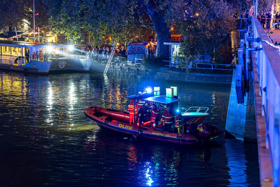 Zahlreiche Rettungskräfte suchten in der Spree nach weiteren Vermissten.
