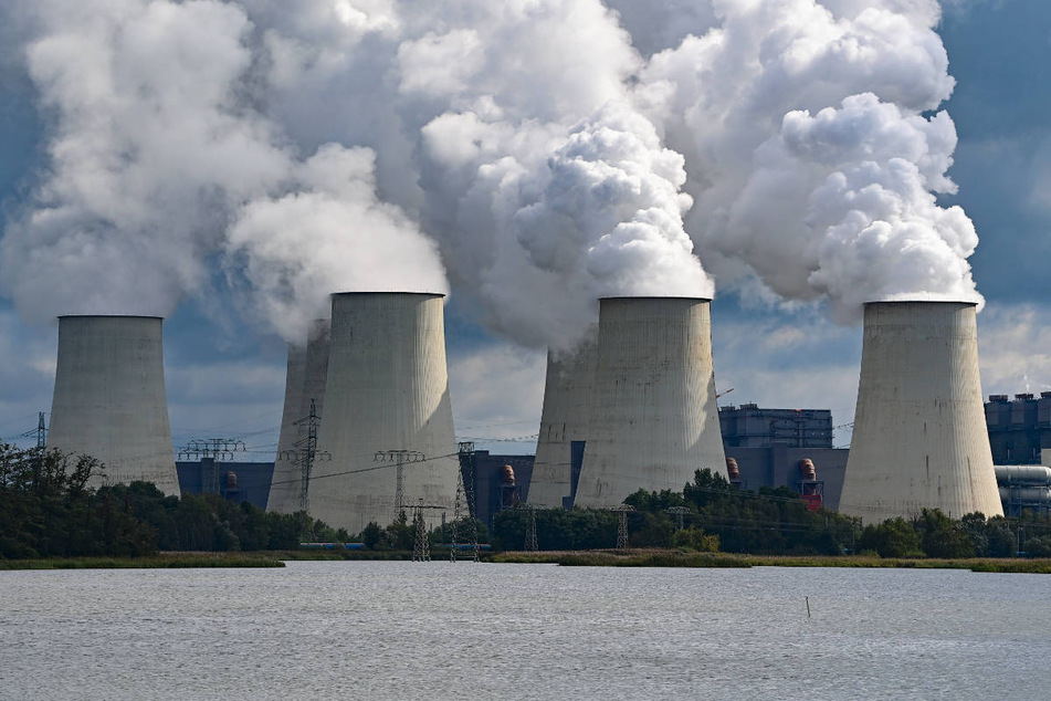 Im Braunkohlekraftwerk Jänschwalde sollen aufgrund der Energiekrise zwei Kraftwerksblöcke wieder ans Netz gehen, die nicht die aktuellen Umweltstandards erfüllen.