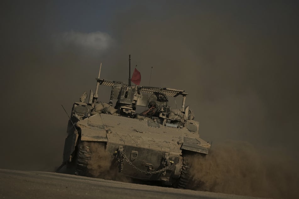 Ein israelisches gepanzertes Fahrzeug bewegt sich entlang der Grenze zwischen Israel und Gaza.
