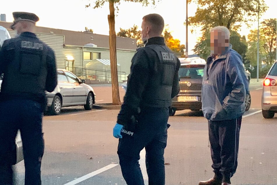 Die Polizei nahm am Mittwoch die Personalien eines Mannes (82) auf dem Parkplatz des Kauflands auf. Er soll ein Tatverdächtiger sein.