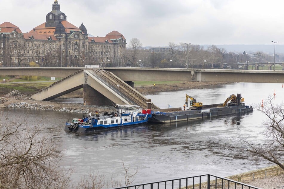 Die mittlerweile abgerissene Carolabrücke: Gelder für ihren Neubau sollen Unsicherheiten bei der Finanzierung abdecken. (Archivbild)