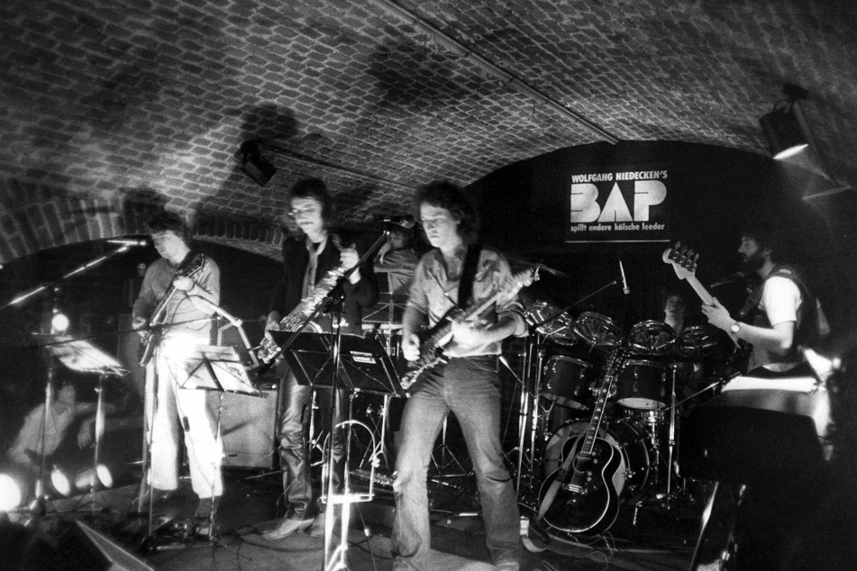 Wolfgang Niedecken (69) mit seiner Band "BAP" bei einem der ersten Auftritte im Jahr 1979. Am 30. März 2021 feiert der Rocker seinen 70. Geburtstag. (Archivbild)