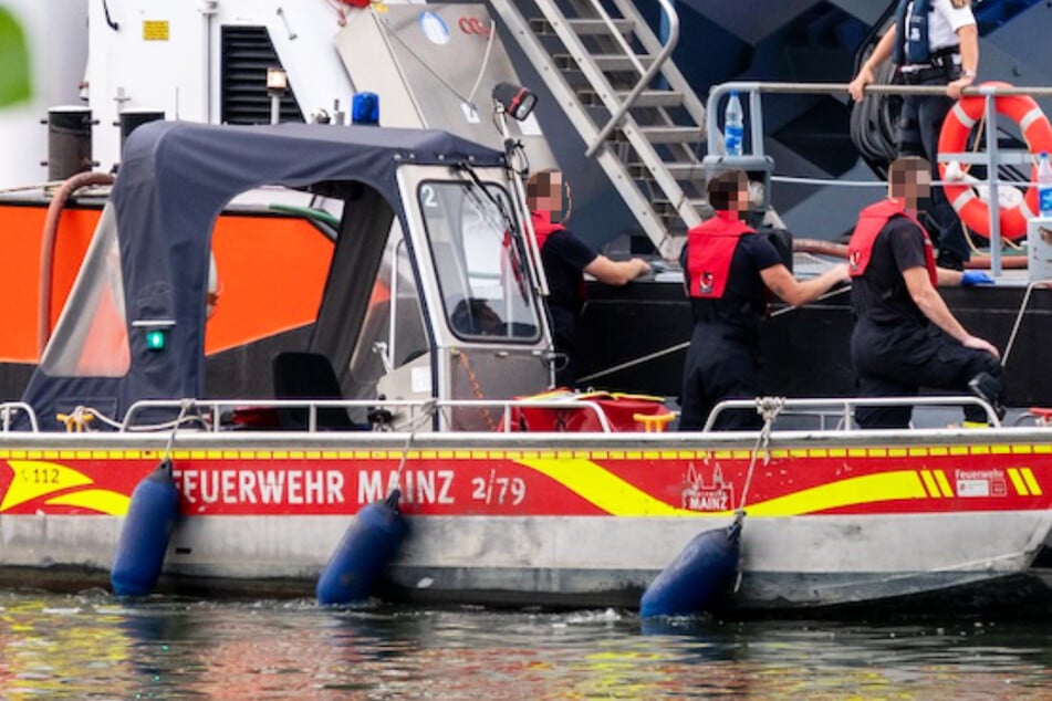 Mit Booten setzen die Feuerwehrkräfte zu dem Havaristen über, der bereits Schlagseite hatte.