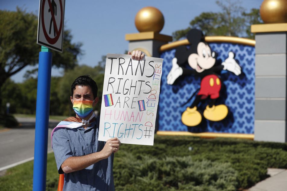 Disney zeigt sich Geschlechter offen, doch Präsidentschaftskandidat Ron DeSantis (44) will dagegen vorgehen - Zumindest in Florida, wo er Gouverneur ist.