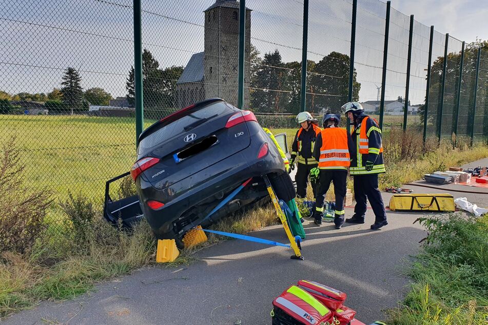 Der Wagen war bei dem Unfall in Düren in einen Zaun geschleudert worden. Die Insassen wurden teils schwer verletzt.