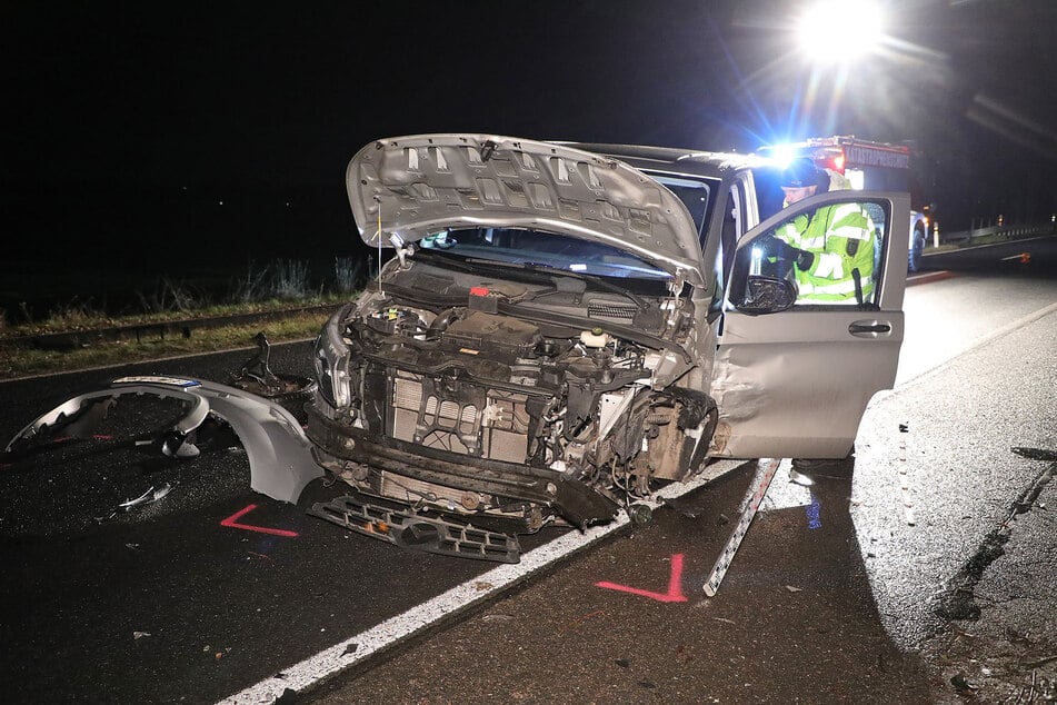 Auch der Mercedes Vito erlitt einen heftigen Schaden.