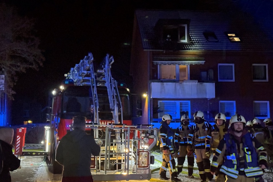 Feuer in Mehrfamilienhaus: Glatteis erschwert Löscharbeiten