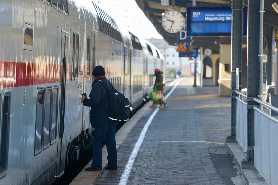 Am Magdeburger Hauptbahnhof hat sich ein Mann beim Einstieg in den Zug verletzt. (Symbolbild)