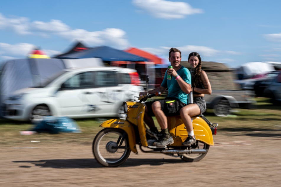 Beim Simson-Treffen auf dem Flugplatz Zwickau geht's auf dem Moped über das Gelände.