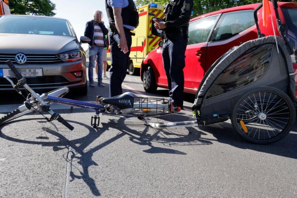 Im mitgeführten Kinderanhänger saß zum Glück kein Kind.
