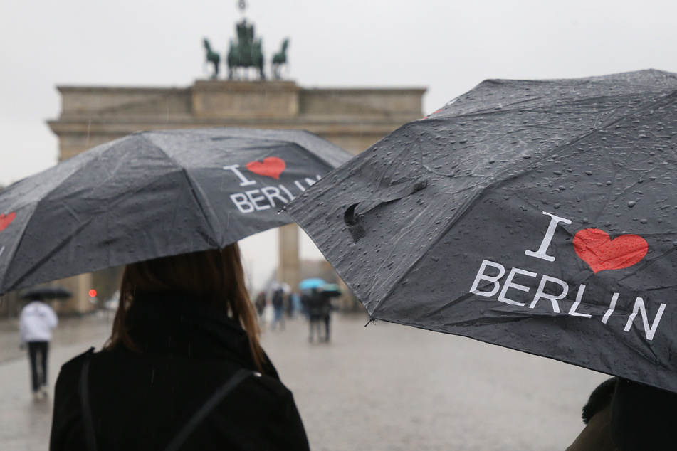 Kein Wetter für Sightseeing. In Berlin wird in den nächsten Tagen weiter Regen erwartet.