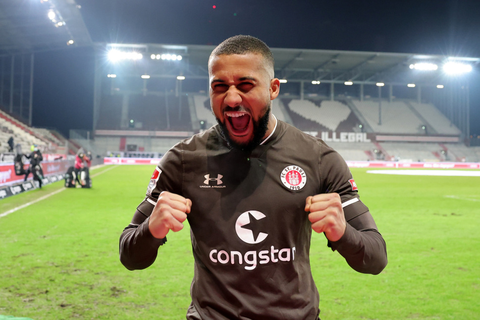 Daniel-Kofi Kyereh (28) spielte zwei Jahre für den FC St. Pauli. Hier jubelt er nach dem Derby-Sieg über den HSV am Millerntor.