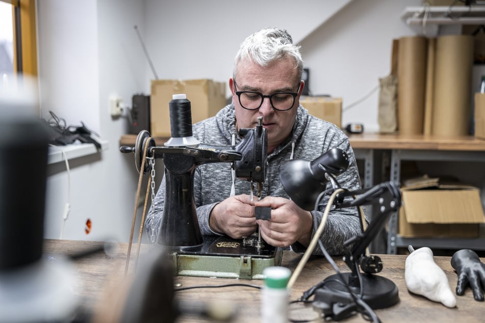 Rico Wappler (52) arbeitet mit vier Näherinnen an orthopädischen Handschuhen.