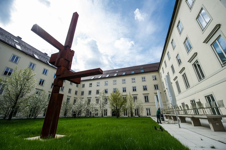 Am Erzbischöflichen Ordinariat haben Unbekannte eine Säure verschüttet.