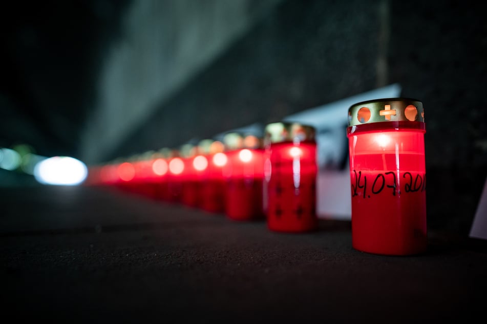 Kerzen auf denen das Datum der Loveparade (24.07-2010) und Kreuze zu sehen sind, stehen im Tunnel der Karl-Lehr-Straße.