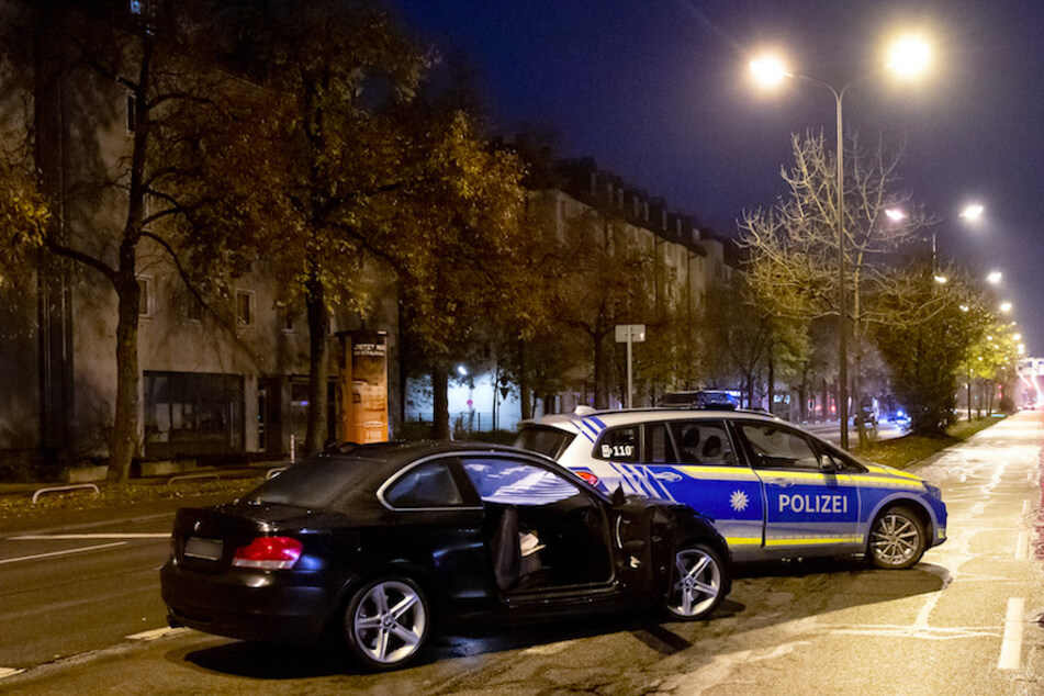 Der beschädigte BMW und ein Polizeiauto stehen nach einem Unfall 2019 auf der Fürstenrieder Straße. Zwei Jugendliche waren hier angefahren und verletzt worden.