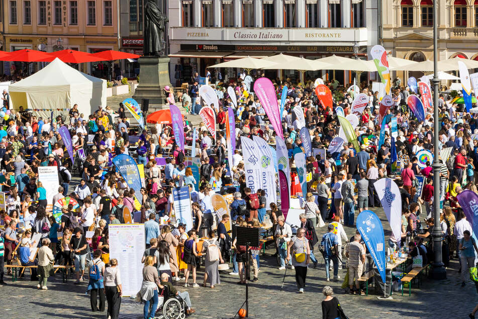 Zehnjähriges Jubiläum für das Gastmahl "Dresden is(s)t bunt". Dieses Mal auf dem Neumarkt.