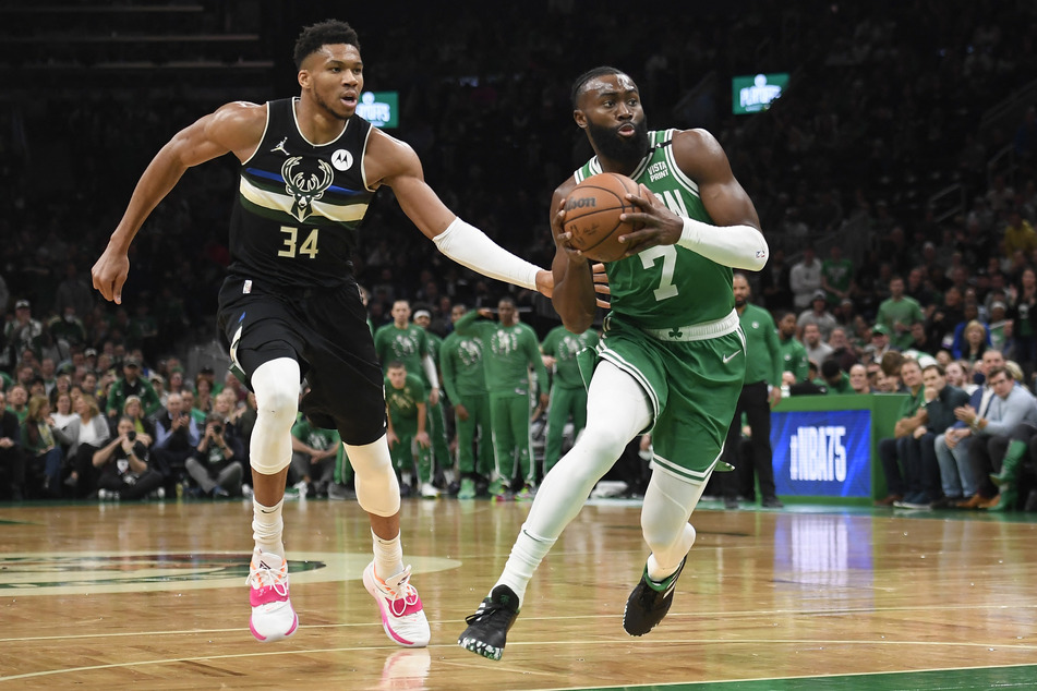 Jaylen Brown (r.) passes the Bucks' Giannis Antetokounmpo during Game 2 of the East semifinals.