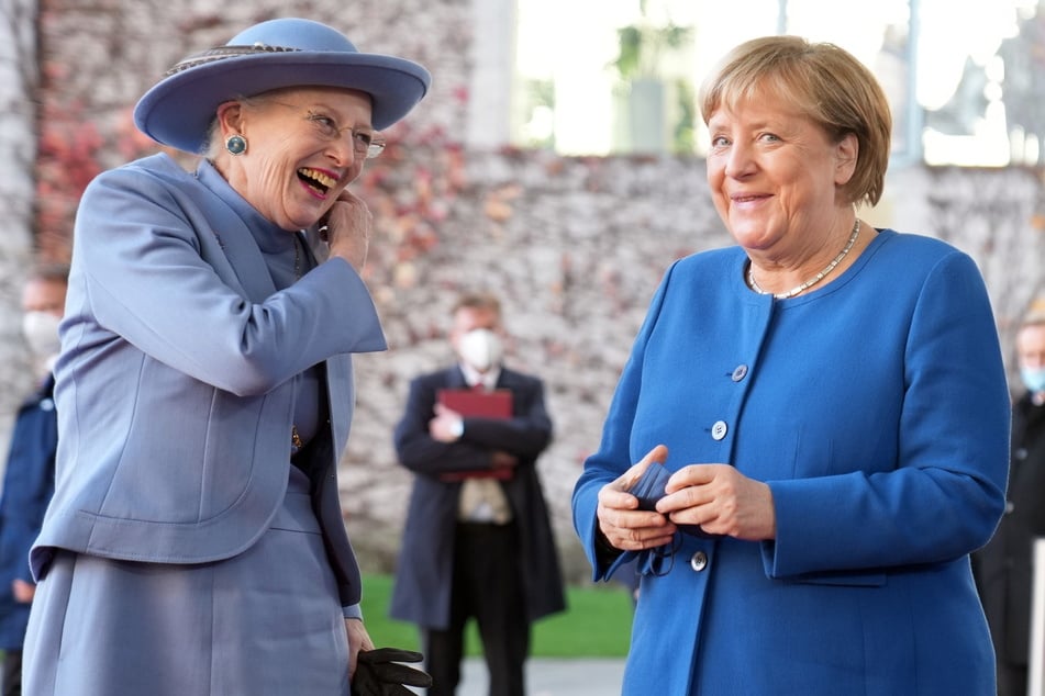 Vorbild für die Garderobe der Merkel-Räuchermännchen waren Angies ikonische, farbenfrohe Blazer, die sie natürlich auch zur Begrüßung Königin Margrethes (81) von Dänemark trug.