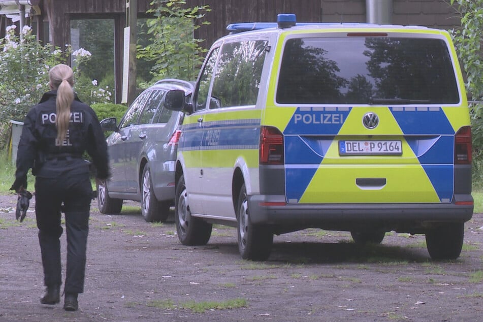 Zwei falsche Polizisten haben in Delmenhorst einen Mann überfallen. Die Polizei fahndete nach den Tätern.