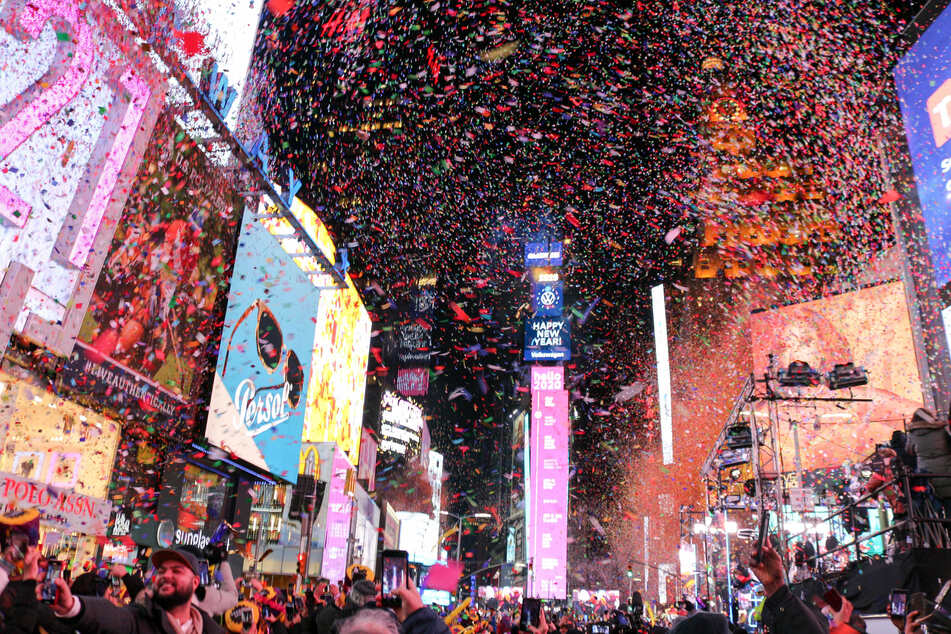 An average of one million participants from around the world gather in Times Square in New York City each year to celebrate New Year’s Eve on December 31.
