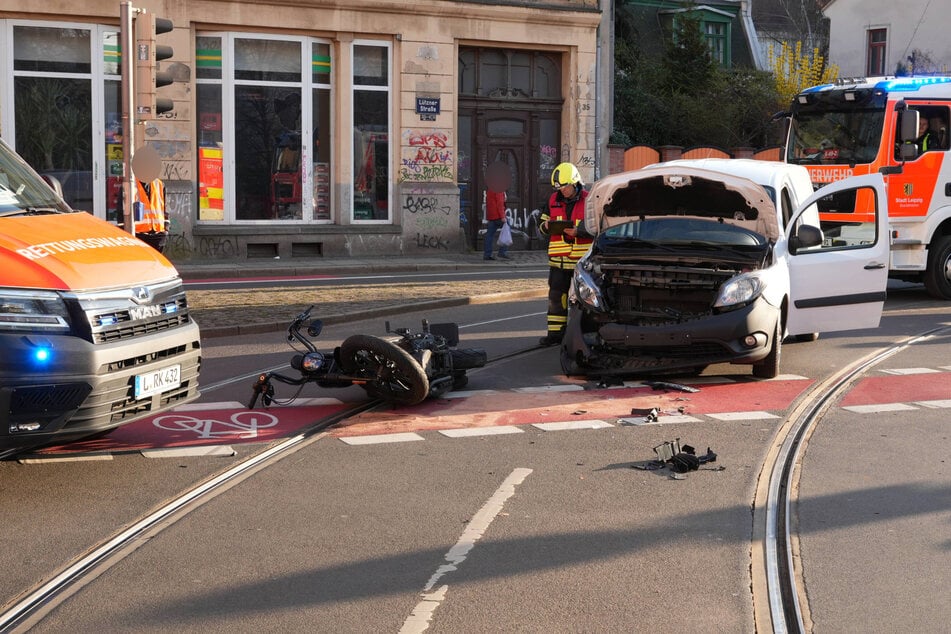 Bilder zeigen die Beschädigungen an dem Fahrzeug.
