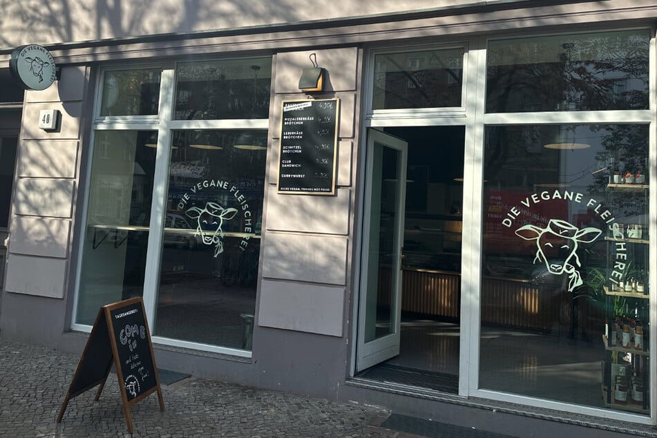 Die vegane Fleischerei in Berlin findet Ihr in der Kastanienallee 40.