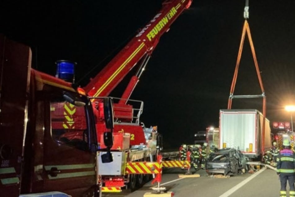 München: Unter Lkw begraben: 42-Jähriger wird in Wagen eingeklemmt und stirbt