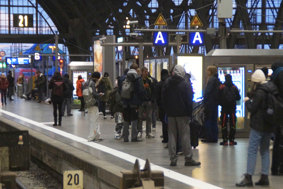 Einige Menschen haben sich dennoch am Leipziger Hauptbahnhof eingefunden, um einen der wenigen Züge zu erwischen.
