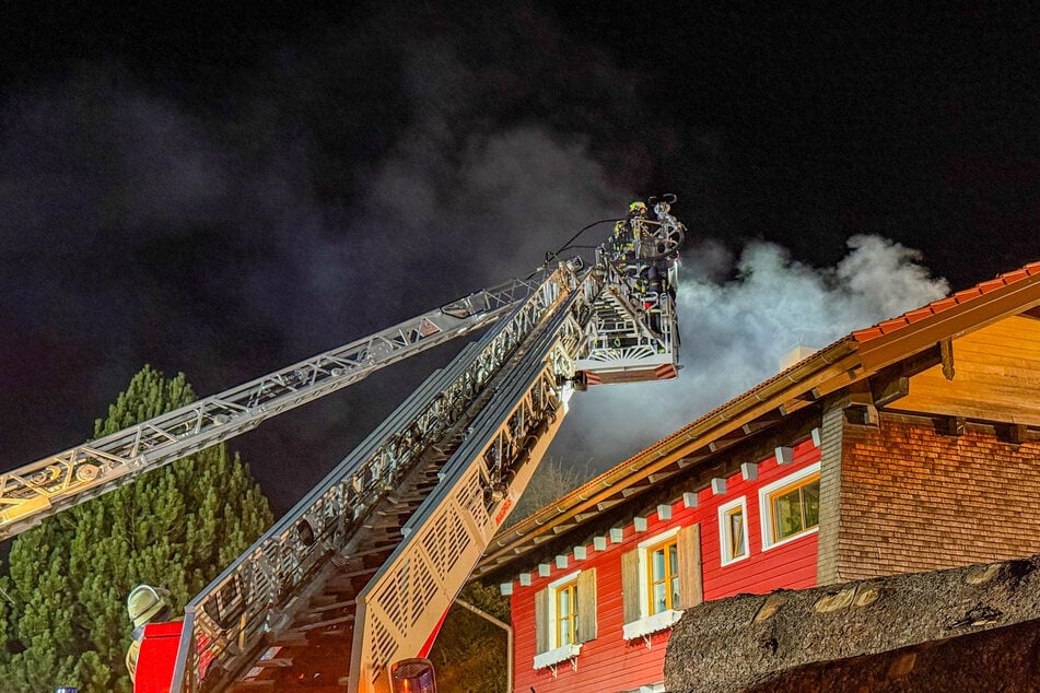 Bis tief in die Nacht musste der Brand bekämpft werden.
