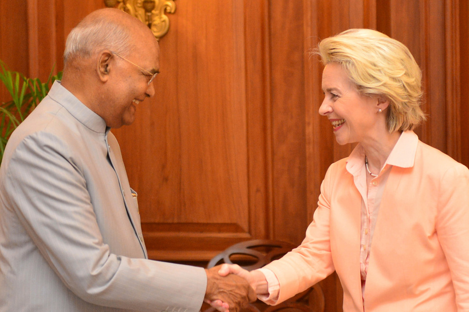 Das vom indischen Präsidialamt veröffentlichte Foto zeigt Ursula von der Leyen (63, CDU) und Ram Nath Kovind, Präsident von Indien.