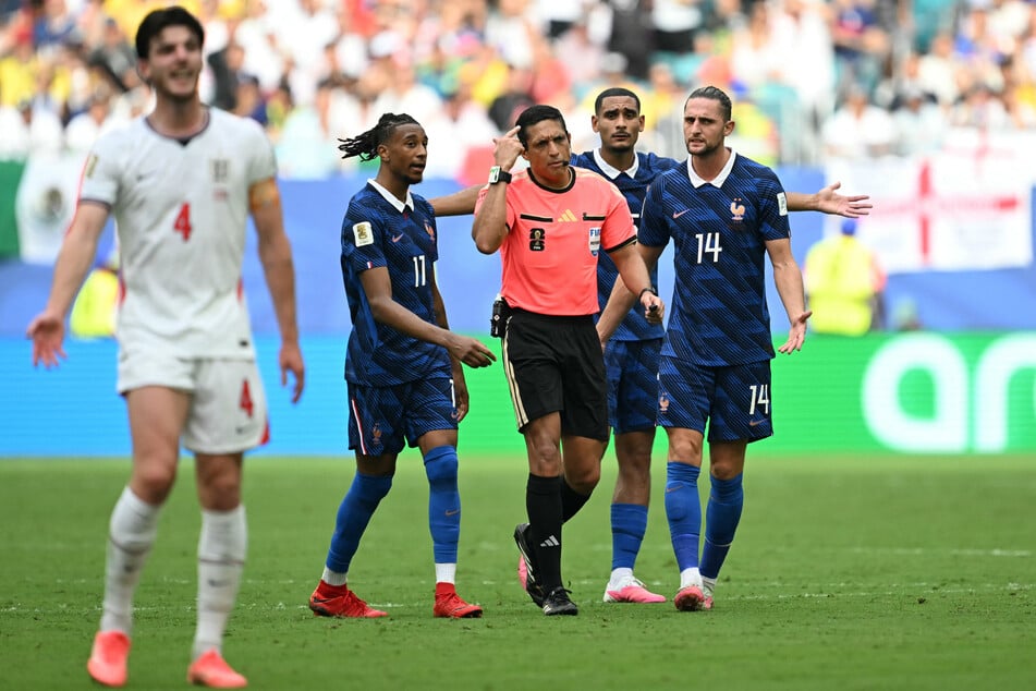 Frankreichs Adrien Rabiot (31, r.) war auf dem Feld nicht nur mit dem Schiedsrichter, sondern auch mit der eigenen Mannschaft unzufrieden.
