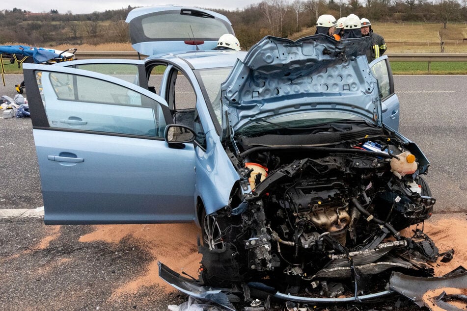 Die Beiden Personal Wurden Durch den Heftigen Zusammenprall in Dem Opel Eingeklemmt und Musten von der Feuerwehr Befreit Werden.