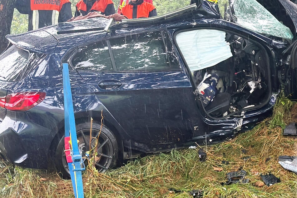 Die Feuerwehrkräfte mussten den Autofahrer nach dem Unfall aus seinem Fahrzeug befreien.