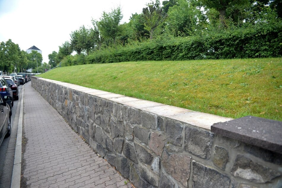 An der Mauer entstand ein Schaden im fünfstelligen Bereich.