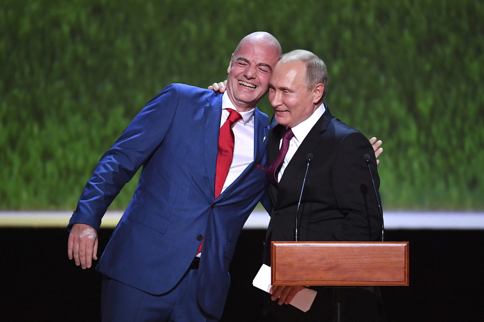 Russlands Präsident Wladimir Putin (69, r.) und FIFA-Präsident Gianni Infantino (52) haben sich jahrelang Macht und Einfluss in der Sportwelt gesichert.