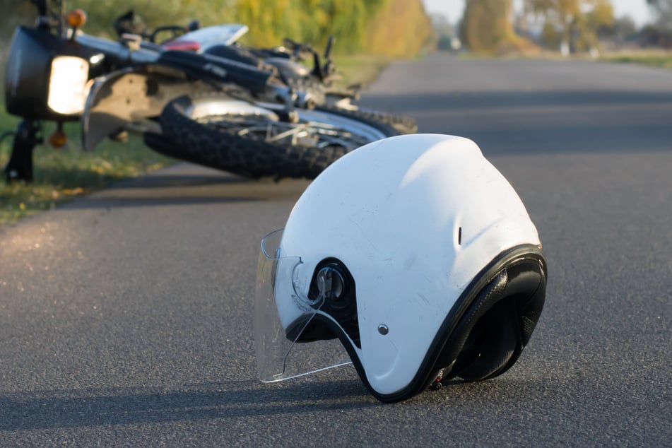 Im Salzlandkreis starb ein Motorradfahrer nach einem Unfall. (Symbolbild)