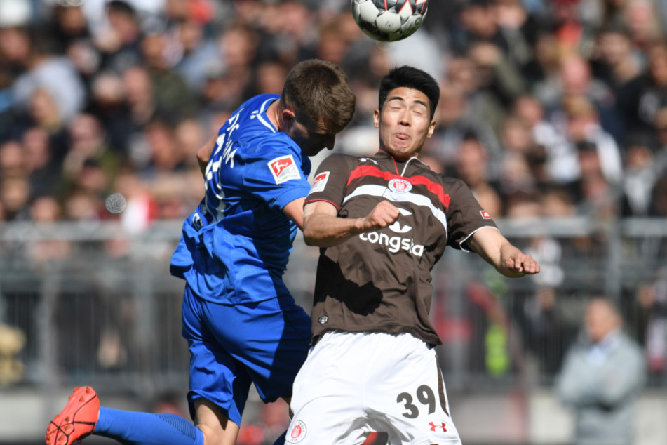 Paulis Yiyoung Park (r) und Bochums Thomas Eisfeld kämpfen um den Ball.