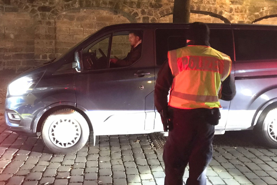 "Querdenken-351"-Kopf Marcus Fuchs (36) kassierte am Samstagabend in der Nähe des Landgerichts einen Platzverweis.