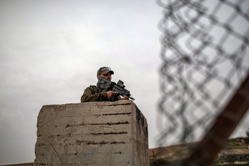 Ein bewaffneter israelischer Soldat, an einem Kontrollpunkt im Westjordanland.