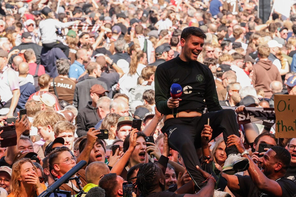 Party aus dem Rasen: St.-Pauli-Coach Fabian Hürzeler wird nach dem Aufstieg auf den Schultern getragen.