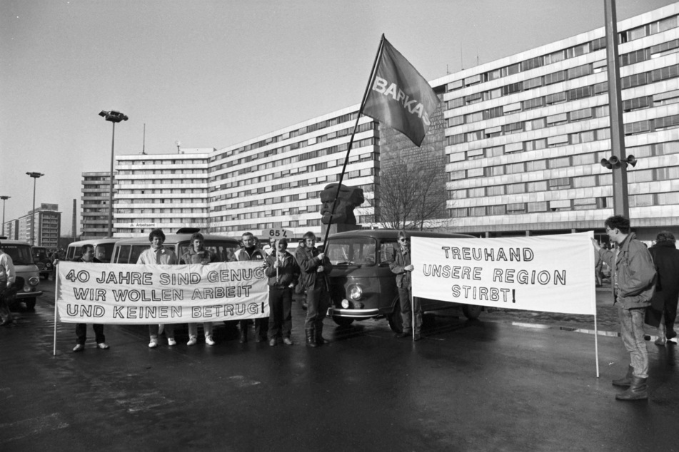 Die Treuhand hat die Volkseigenen Betriebe der DDR nach der Wende in die Soziale Marktwirtschaft überführt.