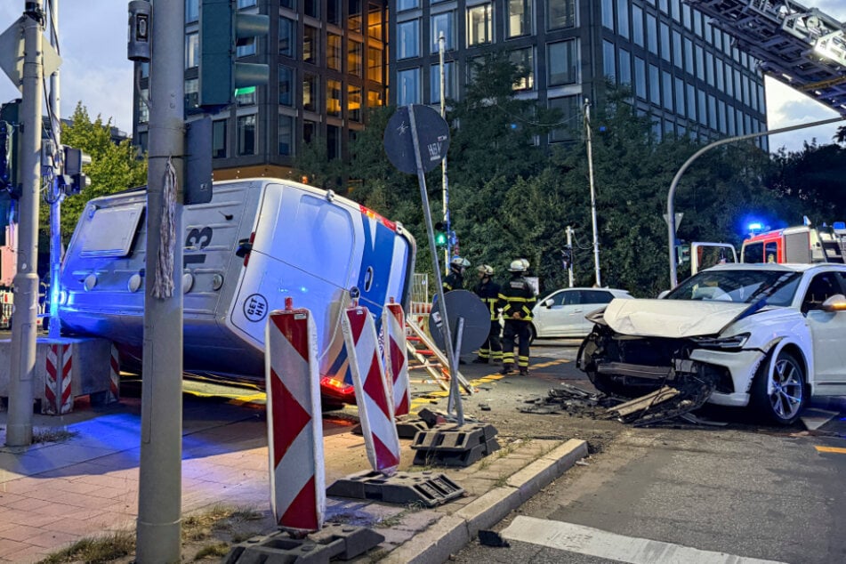 Auch der weiße Audi wurde bei dem Zusammenstoß erheblich beschädigt.